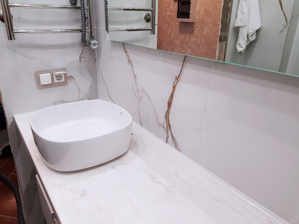 Inspiration pour une petite salle de bain design avec un plan de toilette en surface solide.
