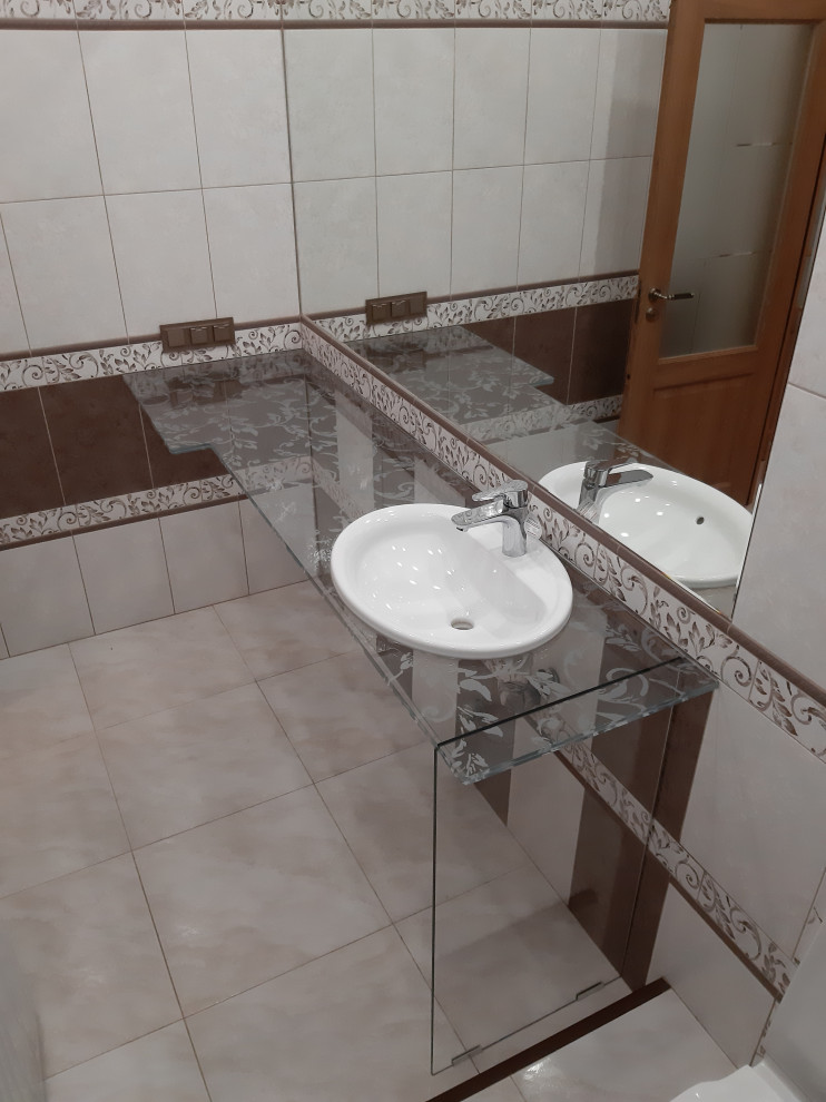 Bathroom - mid-sized transitional beige tile and ceramic tile ceramic tile and beige floor bathroom idea in Yekaterinburg with beige walls, an undermount sink and glass countertops
