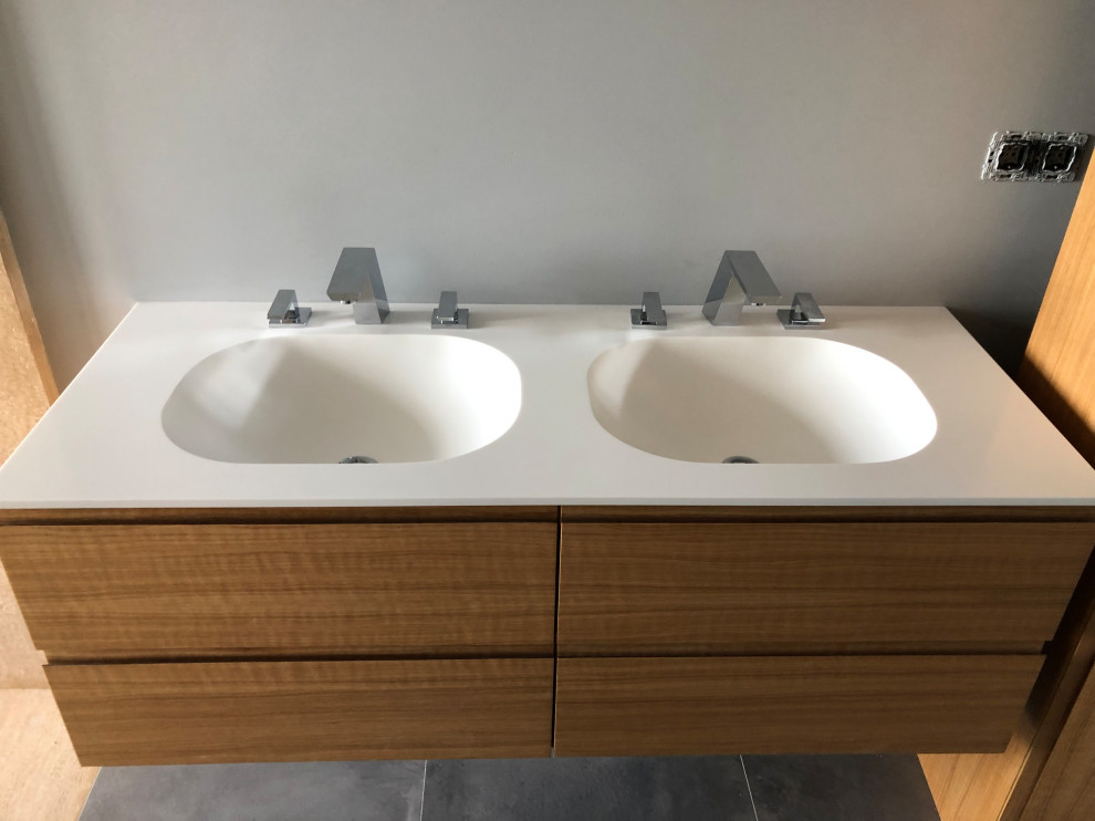 Immagine di una piccola stanza da bagno padronale minimal con ante marroni, pareti grigie, lavabo integrato, top in superficie solida e top bianco