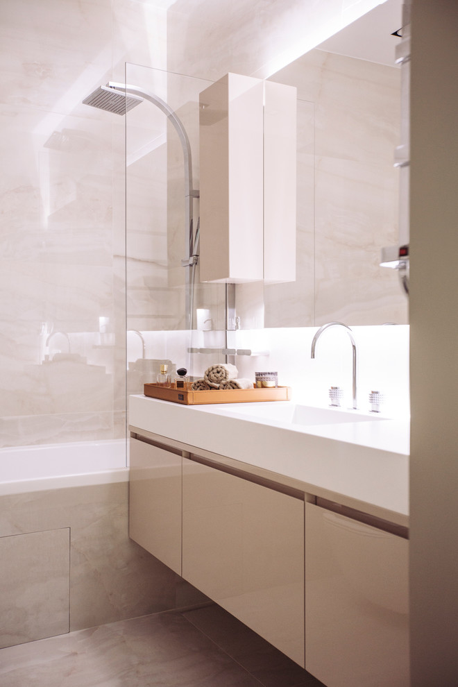 Imagen de cuarto de baño principal contemporáneo con puertas de armario beige, baldosas y/o azulejos beige y suelo beige