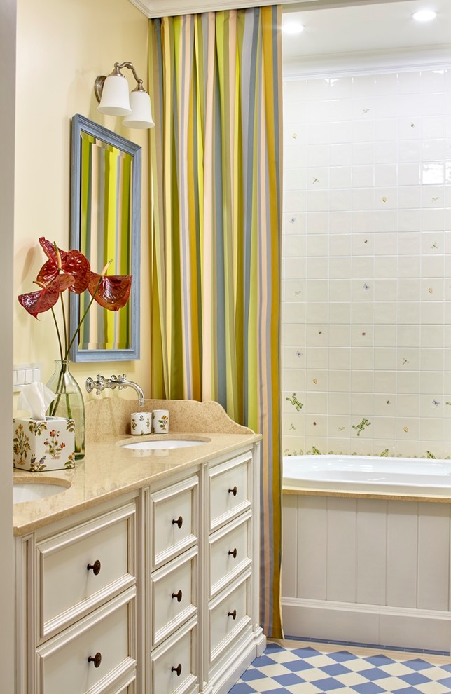 Imagen de cuarto de baño principal clásico renovado de tamaño medio con encimera de cuarzo compacto