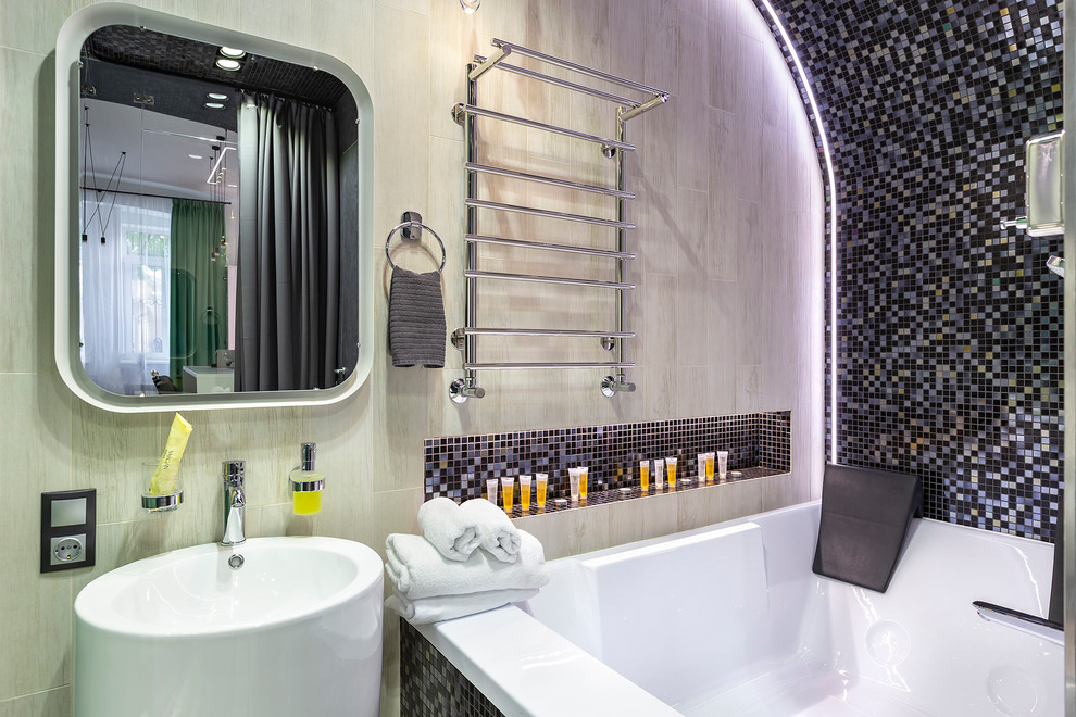 Foto di una stanza da bagno padronale eclettica di medie dimensioni con vasca ad alcova, vasca/doccia, piastrelle nere, piastrelle a mosaico, pareti blu, pavimento in laminato, lavabo integrato, pavimento grigio e doccia aperta