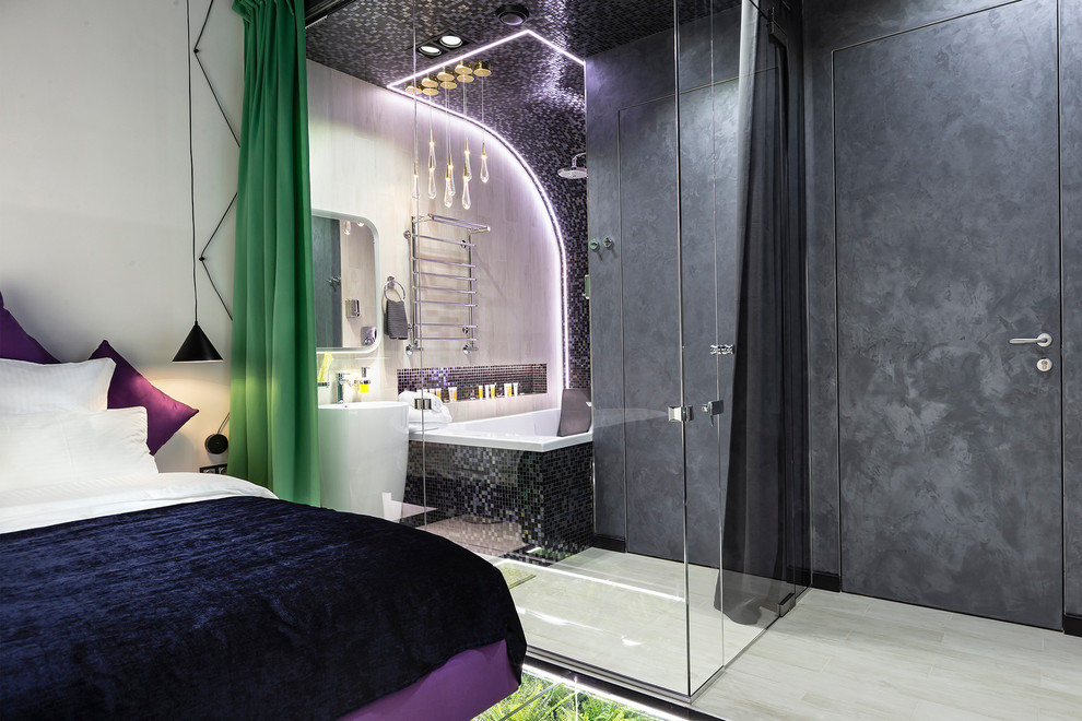 Esempio di una stanza da bagno padronale eclettica di medie dimensioni con vasca ad alcova, vasca/doccia, piastrelle nere, piastrelle a mosaico, pareti blu, pavimento in laminato, lavabo integrato, pavimento grigio e doccia aperta