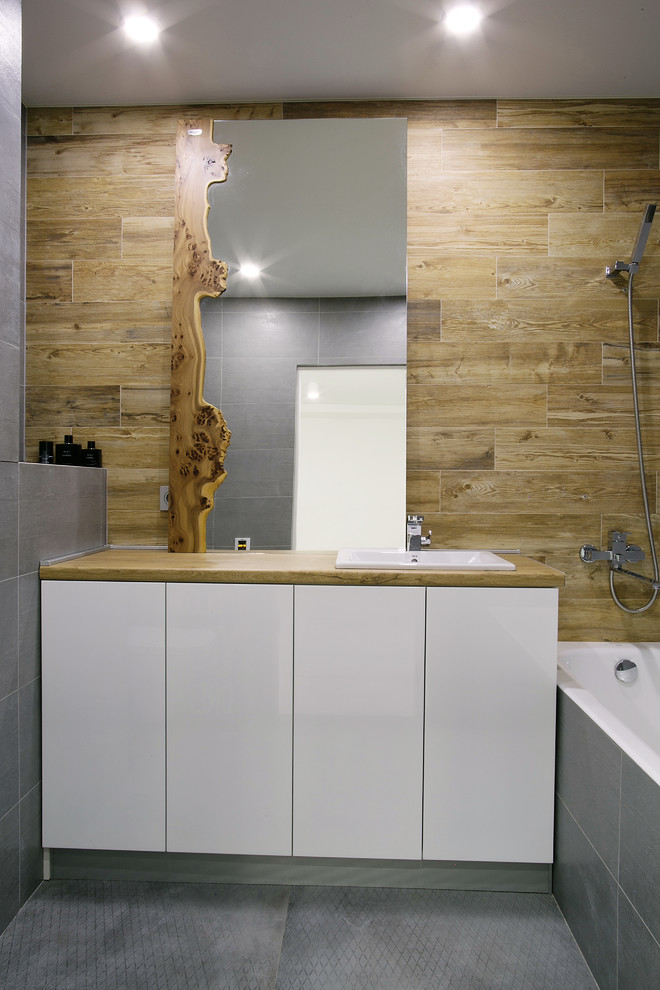 Стильный дизайн: ванная комната среднего размера в современном стиле с плоскими фасадами, белыми фасадами, ванной в нише, душем над ванной, накладной раковиной, коричневыми стенами, полом из керамической плитки и коричневой столешницей - последний тренд
