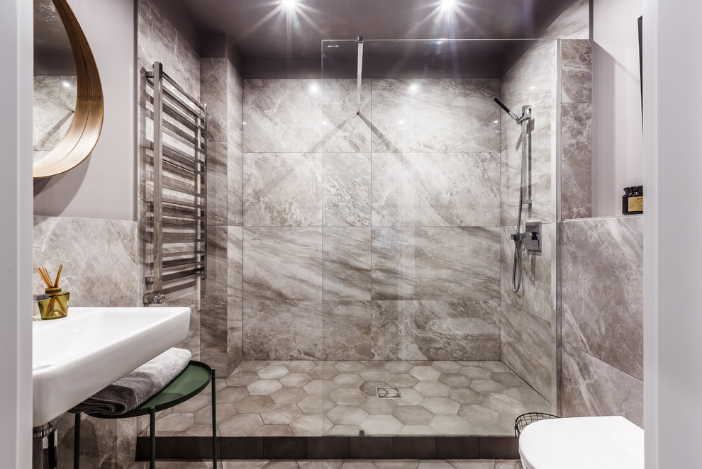 Modelo de cuarto de baño actual con ducha empotrada, baldosas y/o azulejos grises, aseo y ducha, lavabo suspendido y suelo gris