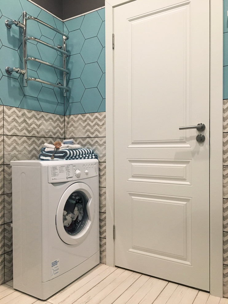 Пример оригинального дизайна: маленькая ванная комната в стиле неоклассика (современная классика) с угловым душем, инсталляцией, разноцветной плиткой, керамогранитной плиткой, серыми стенами, полом из керамогранита, душевой кабиной, консольной раковиной, серым полом и шторкой для ванной для на участке и в саду