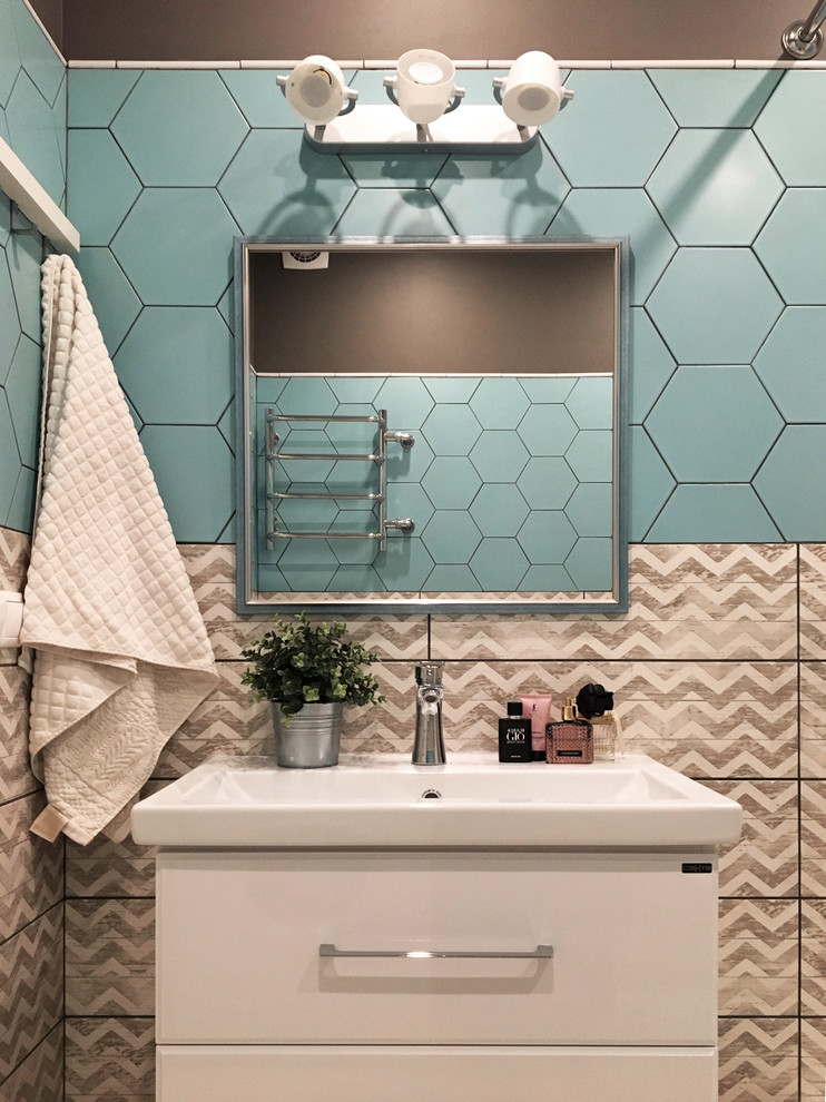 Diseño de cuarto de baño tradicional renovado pequeño con baldosas y/o azulejos multicolor, baldosas y/o azulejos de porcelana, paredes grises y lavabo integrado