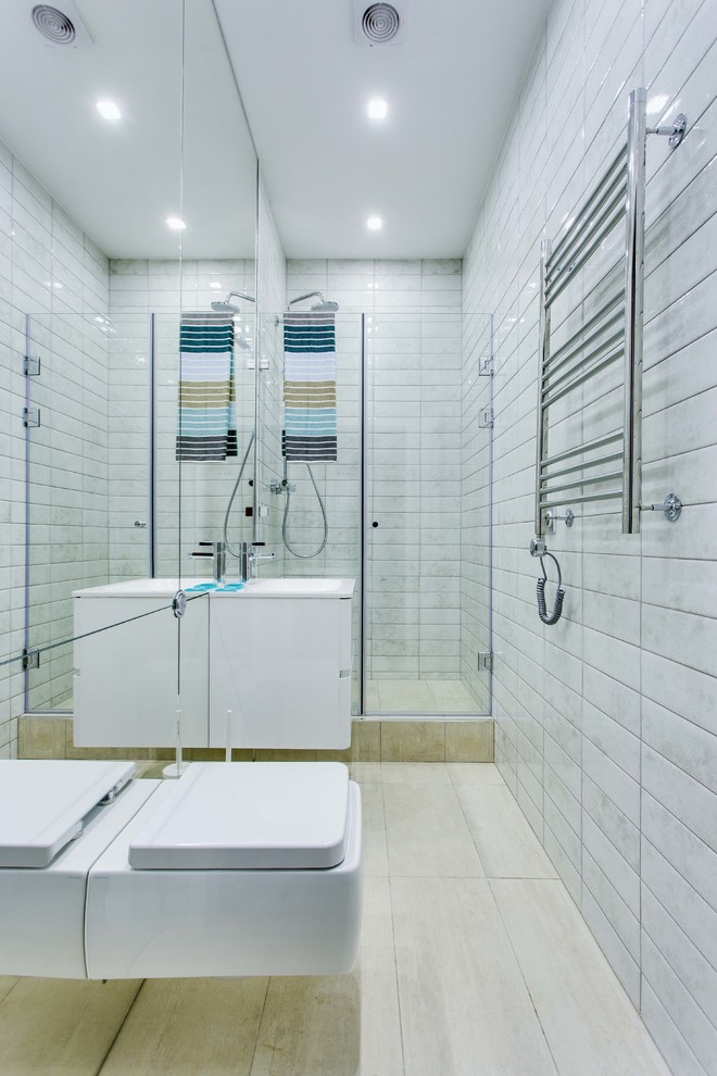 Foto di una stretta e lunga stanza da bagno con doccia contemporanea con ante bianche, doccia alcova, WC sospeso, piastrelle bianche, pareti bianche e lavabo da incasso