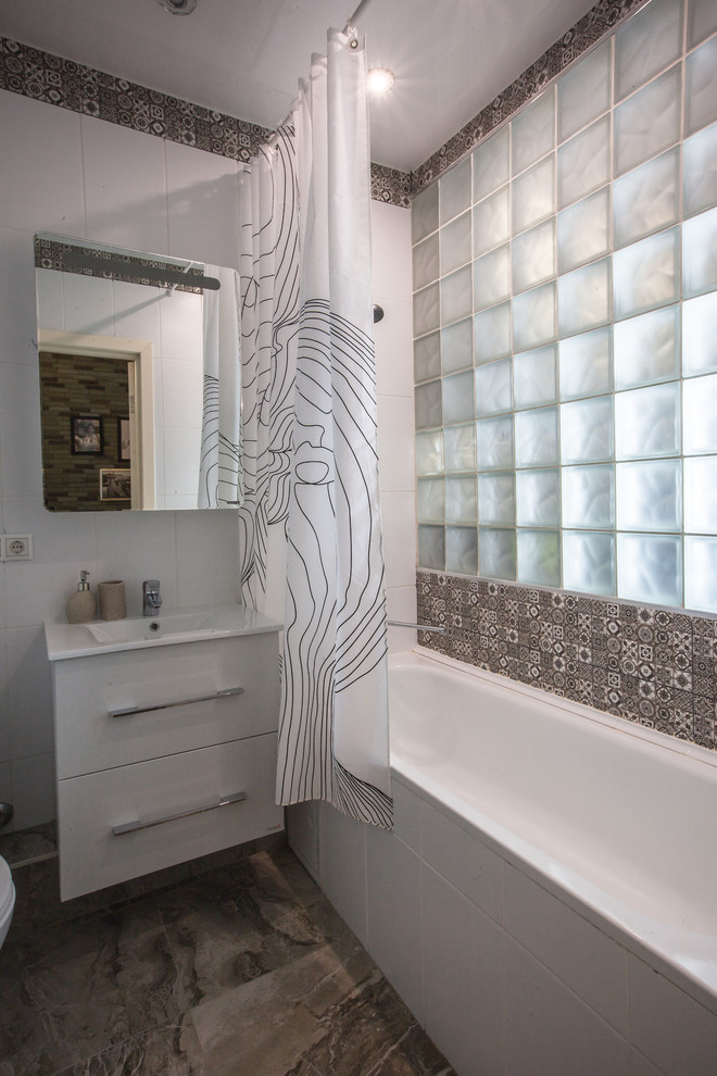 На фото: ванная комната в современном стиле с ванной в нише, белой плиткой, коричневой плиткой, монолитной раковиной и шторкой для ванной с