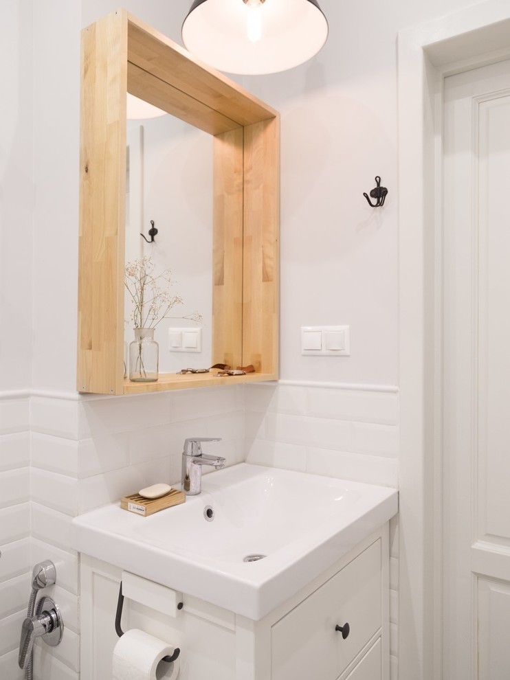Immagine di una piccola stanza da bagno design