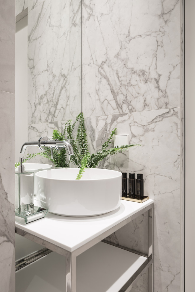 Exempel på ett modernt badrum med dusch, med öppna hyllor, grå kakel, ett fristående handfat, vita skåp, marmorkakel och vita väggar