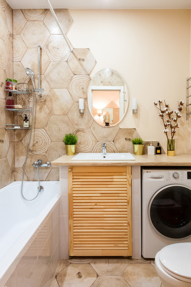 Exempel på ett litet minimalistiskt beige beige en-suite badrum, med luckor med lamellpanel, skåp i ljust trä, ett badkar i en alkov, beige kakel, beige väggar, ett nedsänkt handfat och beiget golv