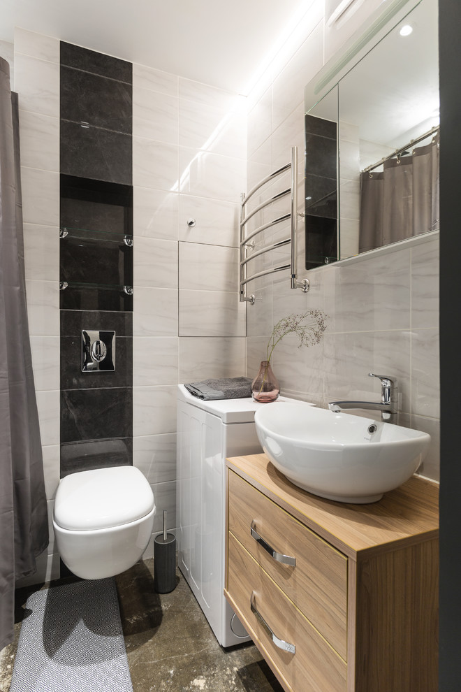 Стильный дизайн: маленькая ванная комната в современном стиле с плоскими фасадами, светлыми деревянными фасадами, инсталляцией, серой плиткой, черной плиткой, душевой кабиной, настольной раковиной и шторкой для ванной для на участке и в саду - последний тренд