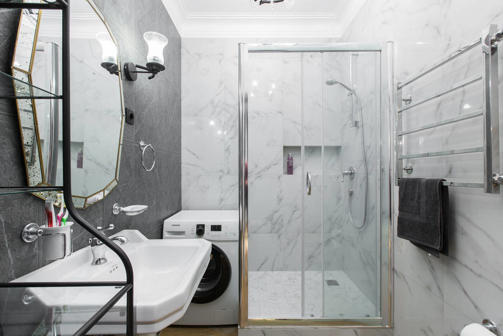 Идея дизайна: ванная комната в современном стиле с угловым душем, белой плиткой, серой плиткой, керамогранитной плиткой, полом из керамогранита, душевой кабиной, раковиной с пьедесталом, коричневым полом, душем с раздвижными дверями и серыми стенами