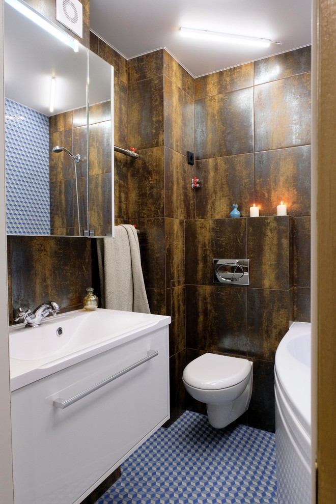 Пример оригинального дизайна: маленькая главная ванная комната в стиле лофт с угловой ванной, инсталляцией, коричневой плиткой, керамогранитной плиткой, полом из мозаичной плитки и синим полом для на участке и в саду