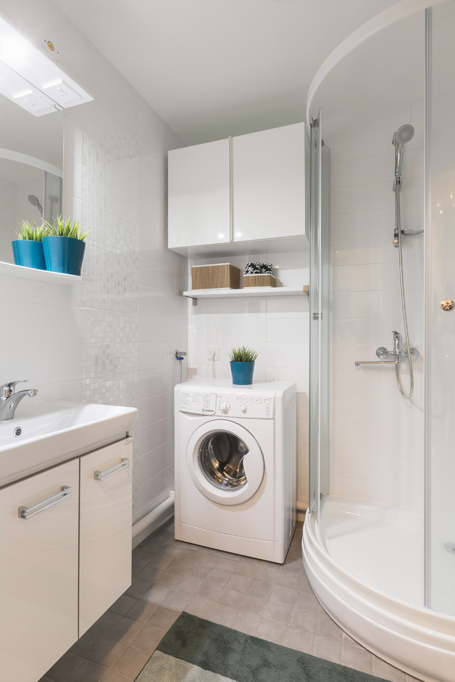 Example of a trendy 3/4 white tile gray floor and porcelain tile bathroom design in Saint Petersburg with flat-panel cabinets, white cabinets, an integrated sink, a one-piece toilet and white walls