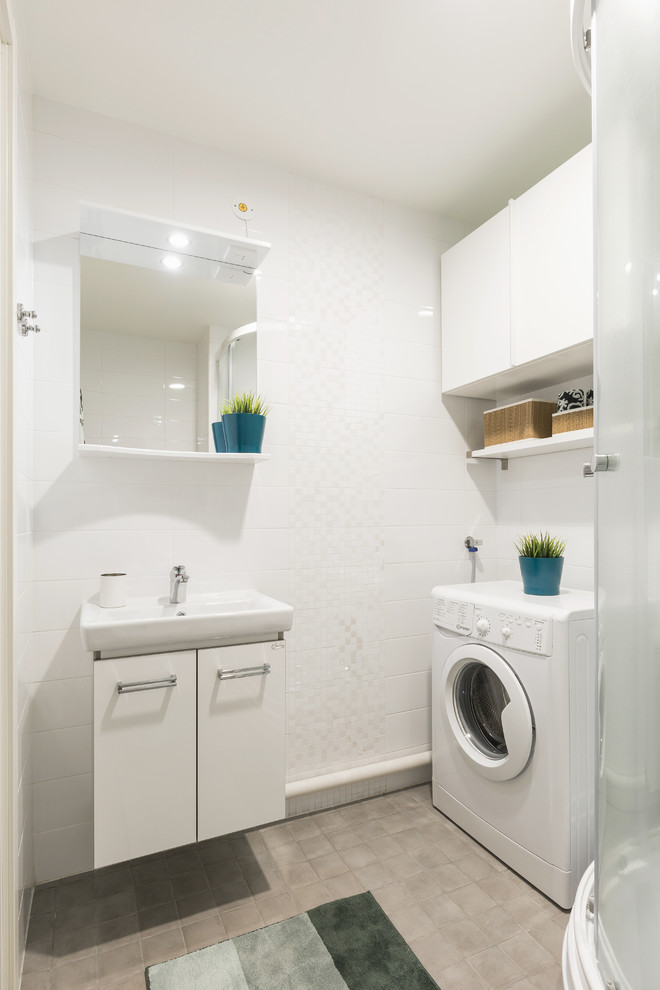 Bild på ett mellanstort minimalistiskt en-suite badrum, med släta luckor, vita skåp, en hörndusch, en toalettstol med hel cisternkåpa, vit kakel, keramikplattor, vita väggar, klinkergolv i porslin, ett nedsänkt handfat, grått golv och dusch med skjutdörr