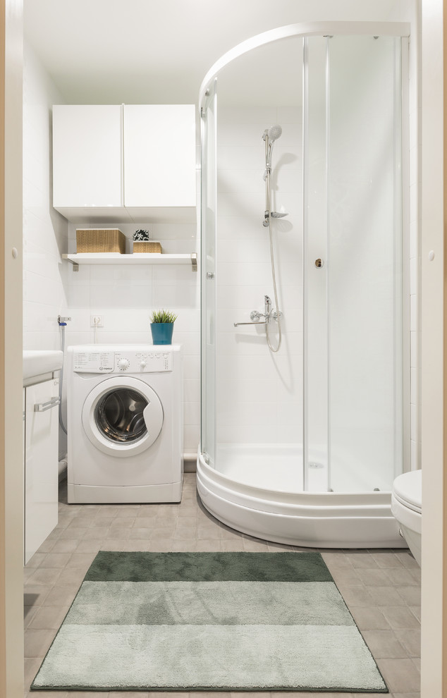 Inspiration för ett mellanstort minimalistiskt en-suite badrum, med släta luckor, vita skåp, en hörndusch, en toalettstol med hel cisternkåpa, vit kakel, keramikplattor, vita väggar, klinkergolv i porslin, ett nedsänkt handfat, grått golv och dusch med skjutdörr