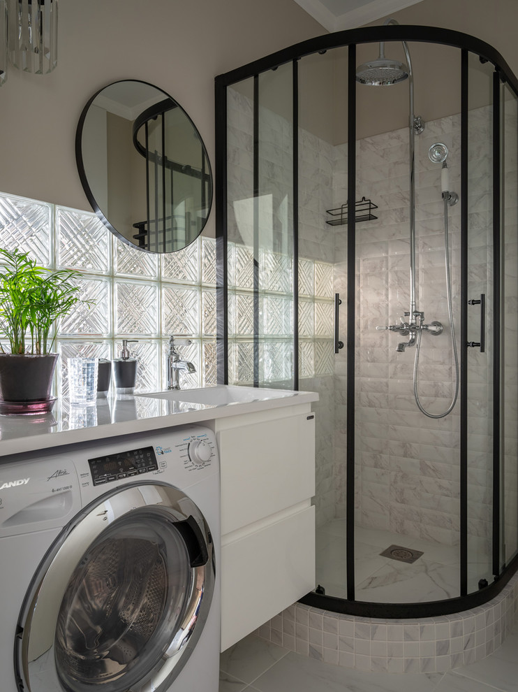 Modernes Duschbad mit flächenbündigen Schrankfronten, weißen Schränken, Eckdusche, beiger Wandfarbe, weißem Boden, Schiebetür-Duschabtrennung und weißer Waschtischplatte in Moskau