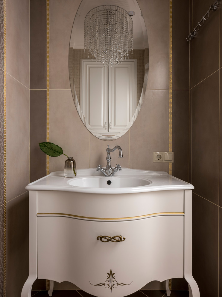 Imagen de cuarto de baño tradicional renovado con puertas de armario beige, baldosas y/o azulejos beige, baldosas y/o azulejos marrones, lavabo integrado y encimeras blancas