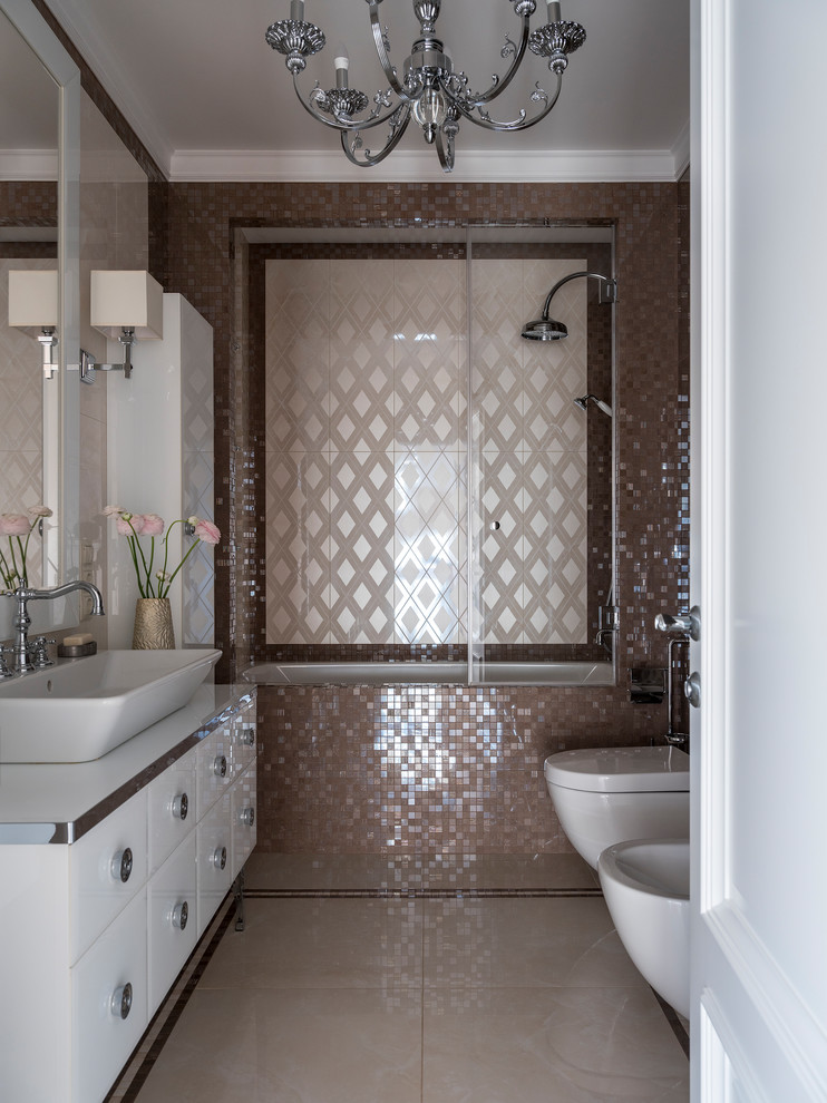 Стильный дизайн: главная ванная комната в классическом стиле с плоскими фасадами, белыми фасадами, ванной в нише, душем над ванной, коричневой плиткой, плиткой мозаикой, настольной раковиной, бежевым полом и белой столешницей - последний тренд