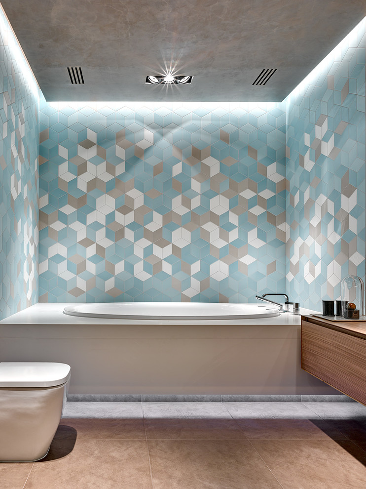 Idéer för ett modernt brun en-suite badrum, med släta luckor, ett platsbyggt badkar, blå kakel, skåp i mörkt trä, flerfärgade väggar och träbänkskiva
