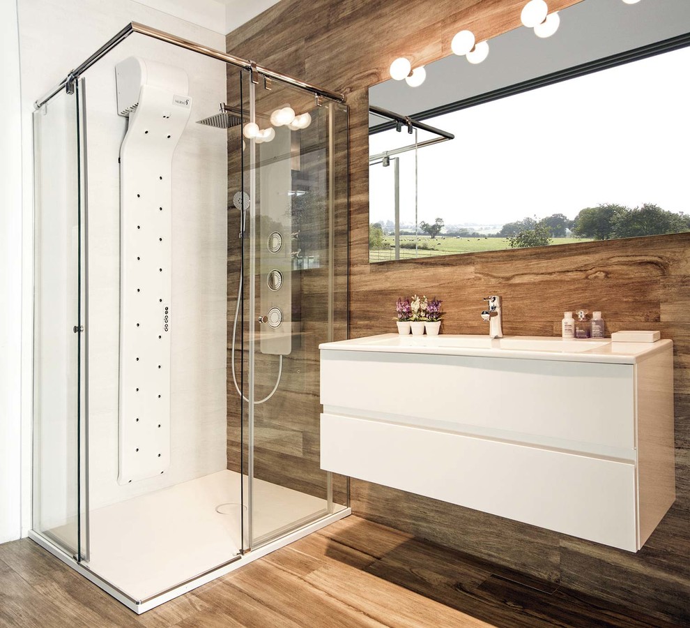 Réalisation d'une salle d'eau blanche et bois design de taille moyenne avec des portes de placard blanches, un plan de toilette en surface solide, un sol marron, une cabine de douche à porte coulissante et un lavabo intégré.