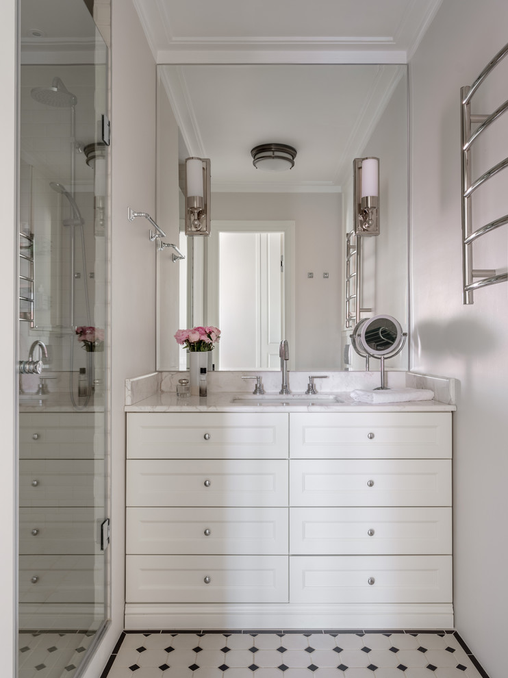 На фото: ванная комната в современном стиле с фасадами с утопленной филенкой, белыми фасадами, душевой кабиной, врезной раковиной и белой столешницей