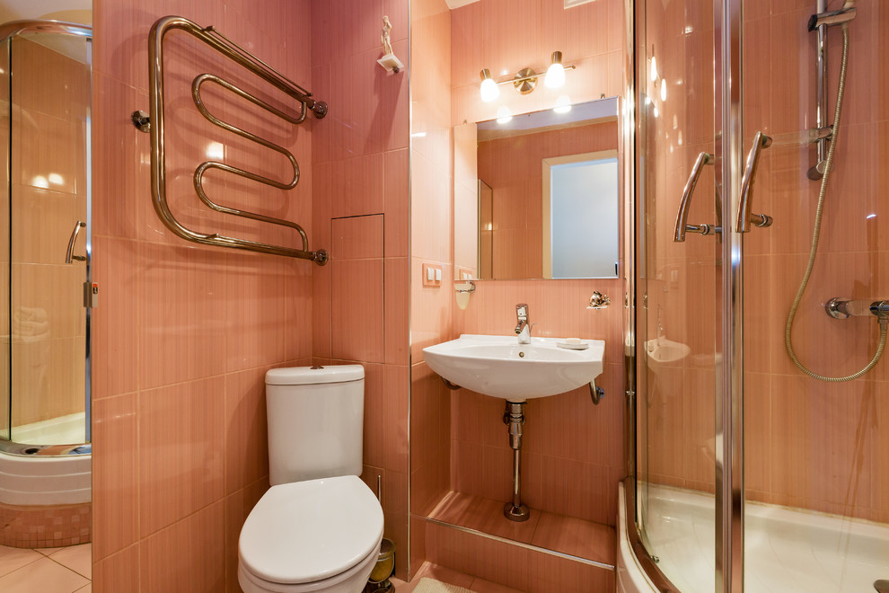 Idee per una piccola stanza da bagno con doccia design con doccia ad angolo, piastrelle rosa, piastrelle in ceramica, pavimento con piastrelle in ceramica, lavabo sospeso e WC a due pezzi
