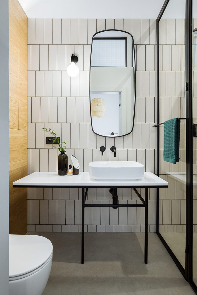 Пример оригинального дизайна: ванная комната в современном стиле с белой плиткой, бетонным полом, настольной раковиной, серым полом, белой столешницей и тумбой под одну раковину