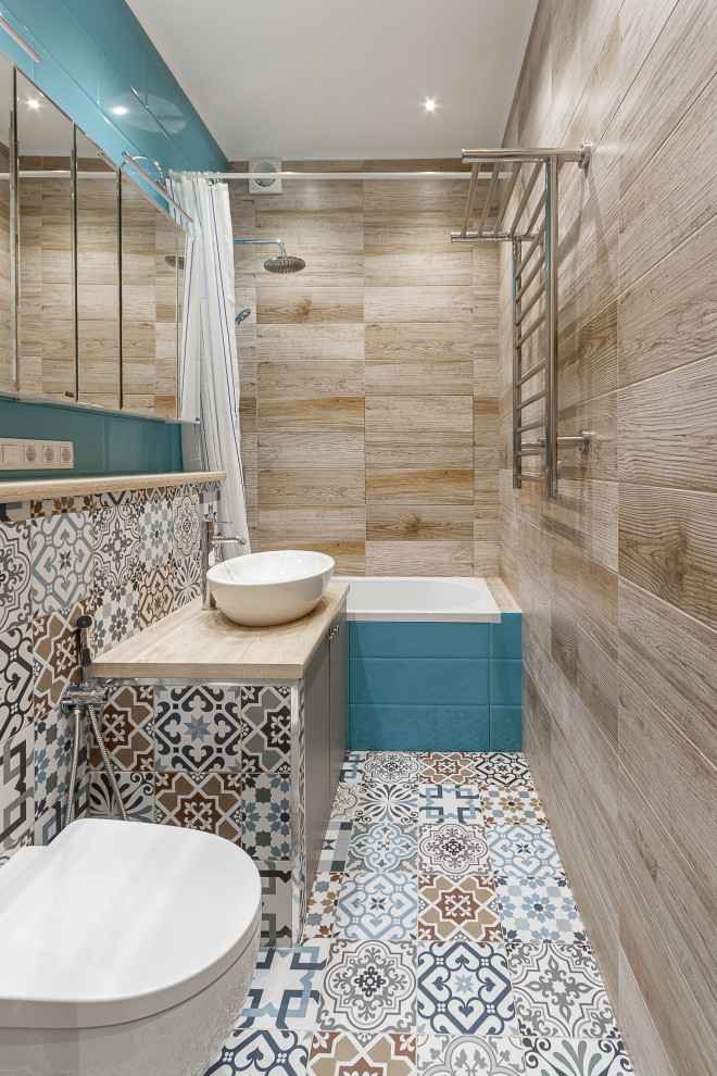 Пример оригинального дизайна: главная ванная комната в современном стиле с плоскими фасадами, серыми фасадами, ванной в нише, душем над ванной, разноцветным полом, шторкой для ванной и коричневой столешницей