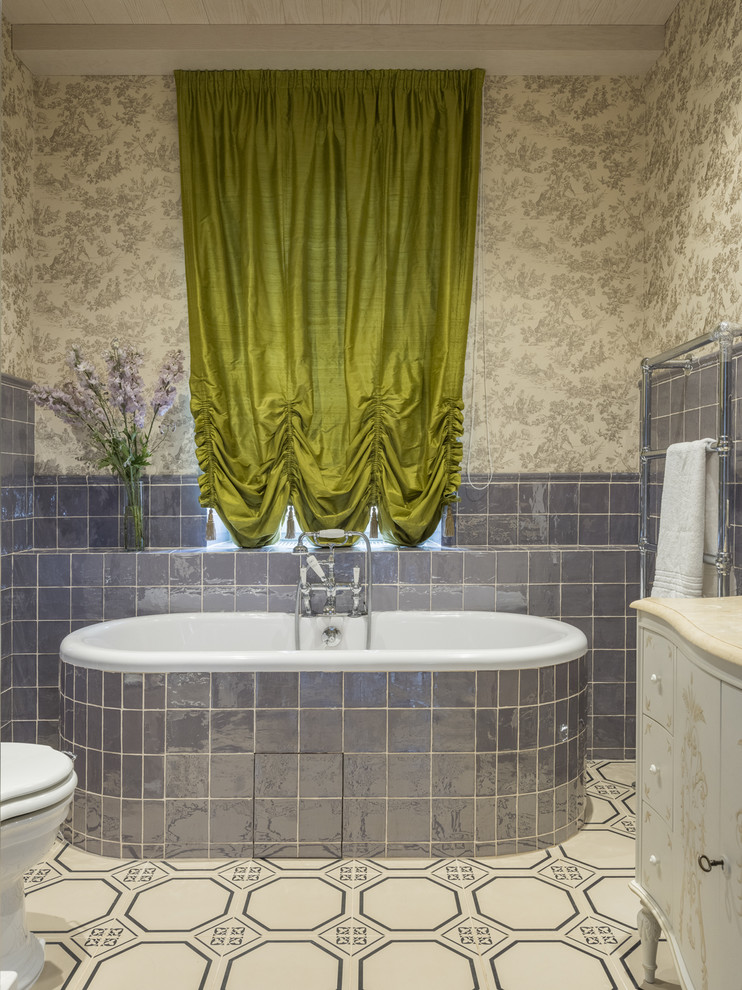 Свежая идея для дизайна: главная ванная комната в классическом стиле с отдельно стоящей ванной и бежевым полом - отличное фото интерьера