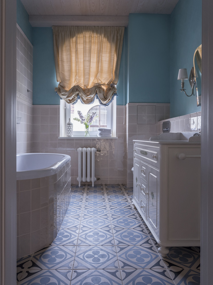 Идея дизайна: главная ванная комната в классическом стиле с синими стенами