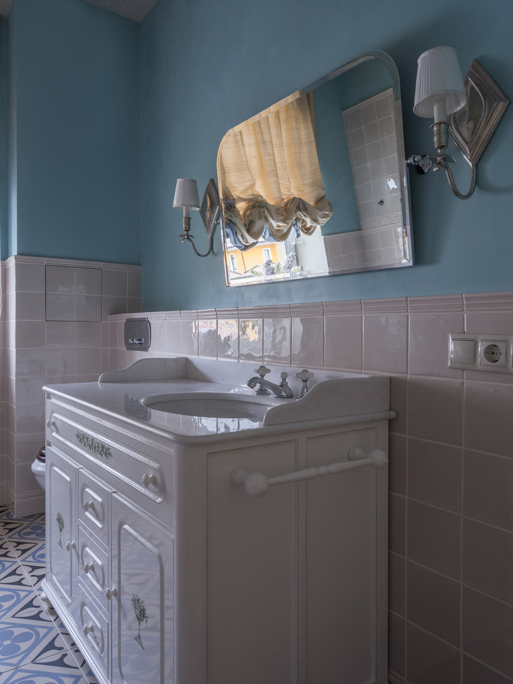 Пример оригинального дизайна: ванная комната в классическом стиле с белыми фасадами и врезной раковиной