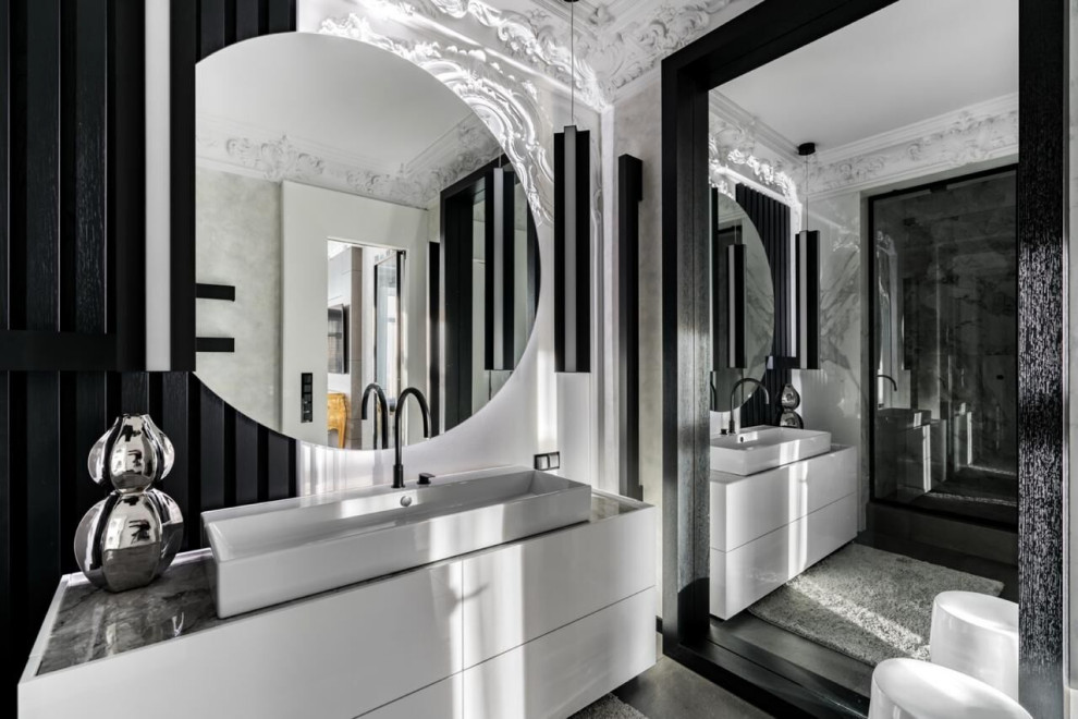 Идея дизайна: ванная комната среднего размера в современном стиле с тумбой под одну раковину, плоскими фасадами, серыми фасадами, серой плиткой, душевой кабиной, настольной раковиной, серым полом, серой столешницей и встроенной тумбой