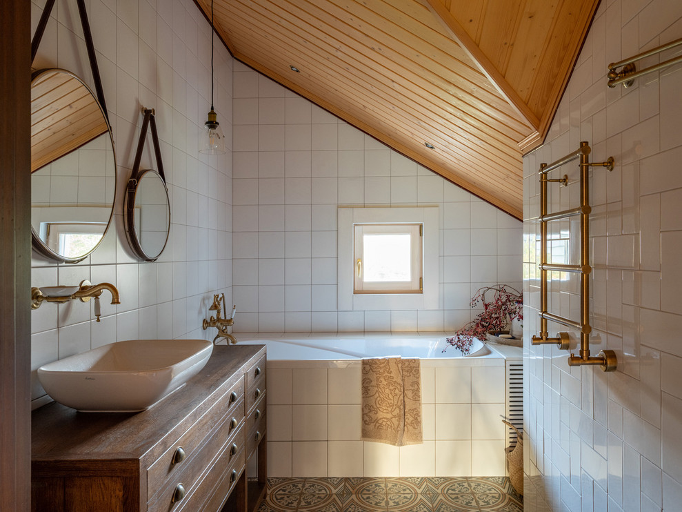 Свежая идея для дизайна: ванная комната в белых тонах с отделкой деревом в стиле кантри - отличное фото интерьера