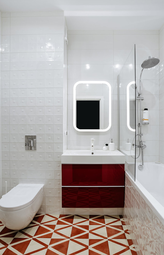 На фото: главная ванная комната в современном стиле с плоскими фасадами, инсталляцией и белой плиткой