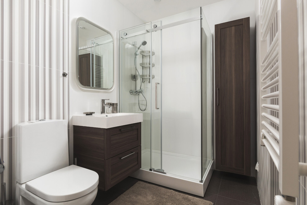 Foto de cuarto de baño nórdico pequeño con armarios estilo shaker, puertas de armario de madera en tonos medios, ducha esquinera, sanitario de dos piezas, aseo y ducha y lavabo integrado