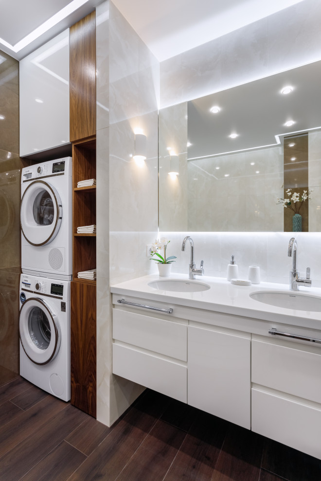 Пример оригинального дизайна: ванная комната в современном стиле с плоскими фасадами, белыми фасадами, врезной раковиной, коричневым полом и белой столешницей