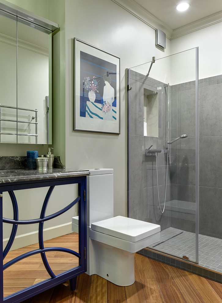 Imagen de cuarto de baño tradicional renovado con ducha empotrada, sanitario de dos piezas, baldosas y/o azulejos grises, paredes blancas, aseo y ducha y suelo marrón