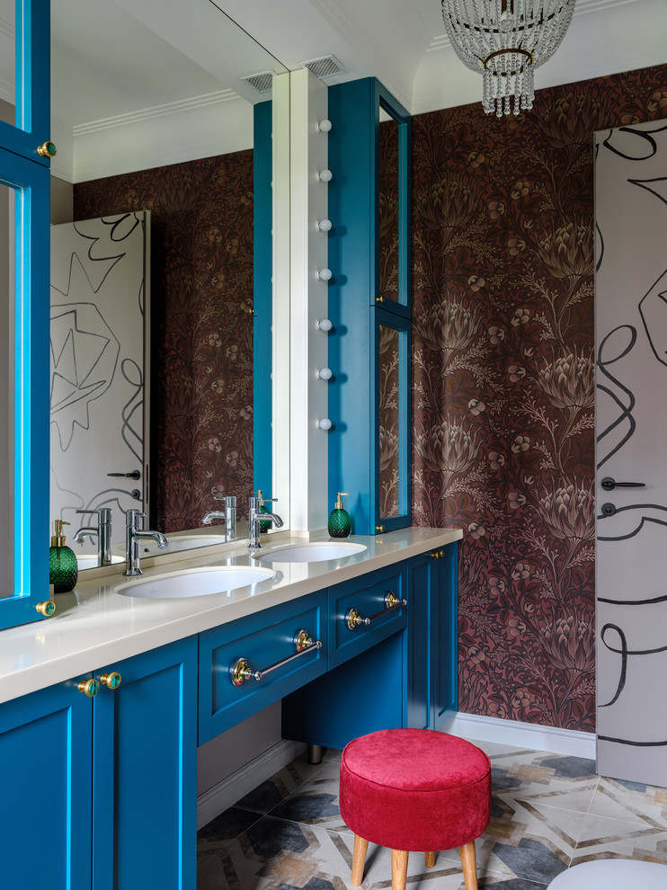 Ispirazione per una stanza da bagno tradizionale di medie dimensioni con pavimento in gres porcellanato, lavabo sottopiano, top in superficie solida, pavimento multicolore, top beige, ante blu, ante in stile shaker e pareti multicolore