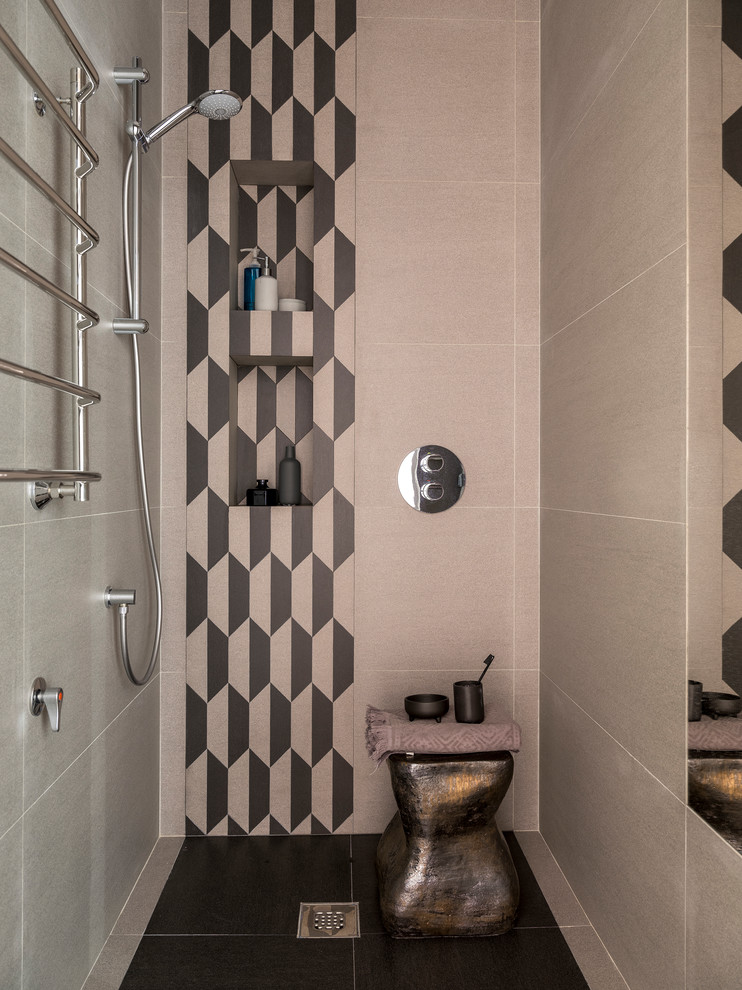 Стильный дизайн: ванная комната среднего размера с открытым душем, серой плиткой, керамогранитной плиткой, полом из керамогранита, душевой кабиной, черным полом и открытым душем - последний тренд