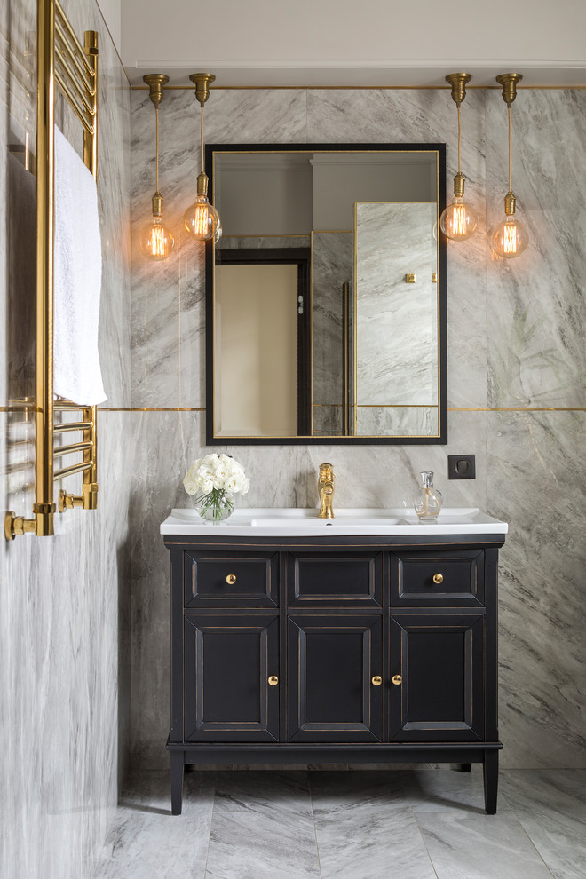 Пример оригинального дизайна: ванная комната среднего размера в стиле неоклассика (современная классика) с фасадами с утопленной филенкой, черными фасадами, серой плиткой, мраморной плиткой, мраморным полом, монолитной раковиной и серым полом