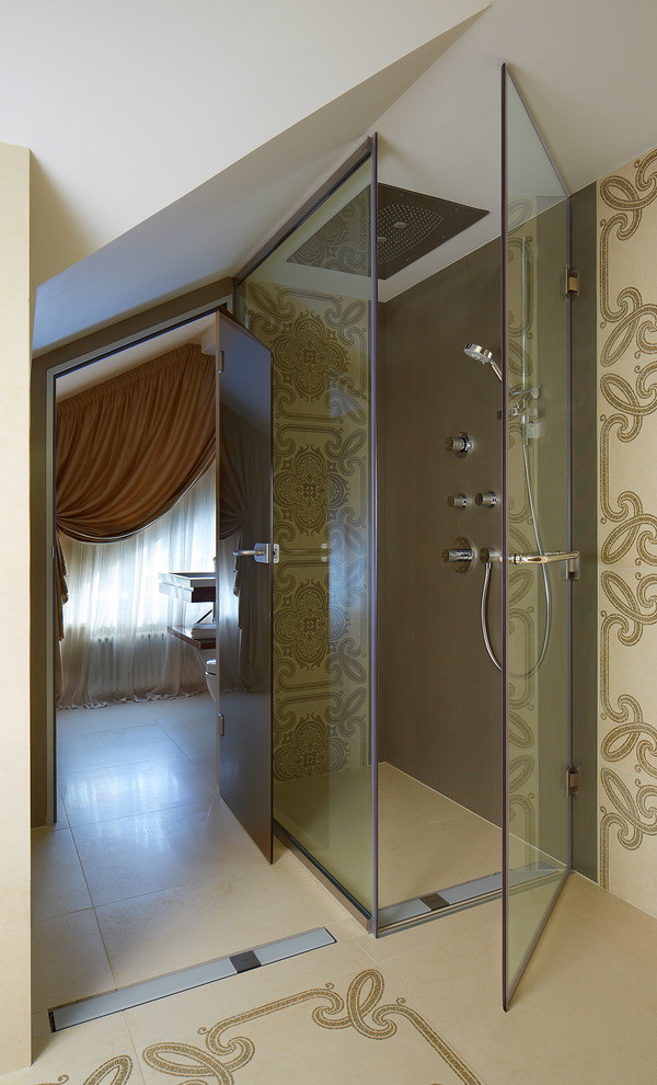 Foto di una piccola stanza da bagno contemporanea con doccia alcova, piastrelle beige, piastrelle in pietra, pareti beige e pavimento in gres porcellanato