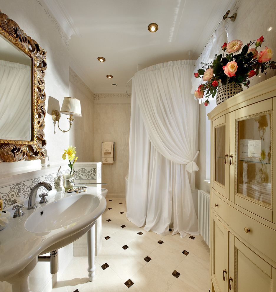 Inspiration för mellanstora klassiska en-suite badrum, med en dusch/badkar-kombination, en vägghängd toalettstol, beige kakel, porslinskakel, vita väggar, klinkergolv i porslin, bänkskiva i kvarts, ett konsol handfat och dusch med duschdraperi