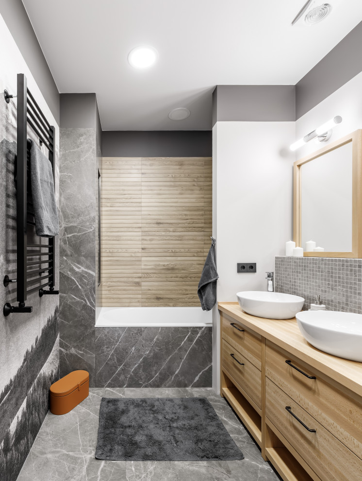 Exempel på ett litet rustikt beige beige en-suite badrum, med släta luckor, beige skåp, ett badkar i en alkov, en vägghängd toalettstol, porslinskakel, grå väggar, klinkergolv i porslin, ett nedsänkt handfat, träbänkskiva och med dusch som är öppen