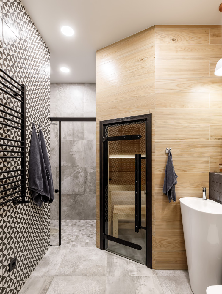 Foto di una piccola sauna stile rurale con doccia a filo pavimento, WC sospeso, piastrelle in gres porcellanato, pareti beige, pavimento in gres porcellanato, lavabo integrato, porta doccia a battente, toilette, un lavabo e mobile bagno freestanding