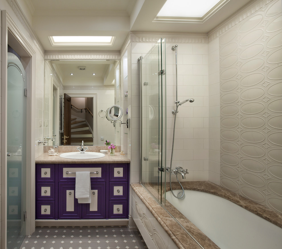 Свежая идея для дизайна: главная ванная комната в классическом стиле с фасадами с утопленной филенкой, полновстраиваемой ванной, душем над ванной, белой плиткой, накладной раковиной и душем с раздвижными дверями - отличное фото интерьера