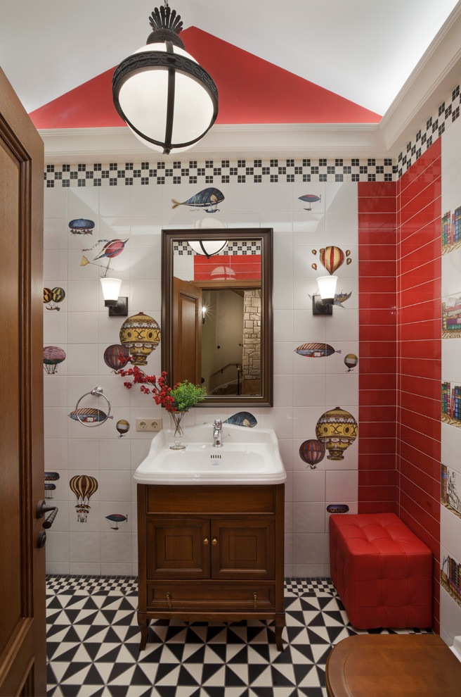 Aménagement d'une salle de bain classique en bois brun pour enfant avec un carrelage multicolore, un carrelage rouge, un carrelage noir et blanc, un placard avec porte à panneau encastré et du carrelage bicolore.