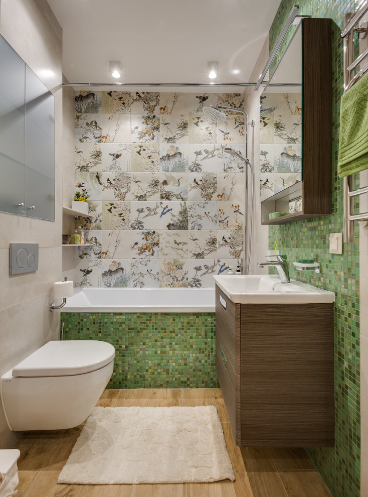 Idéer för mellanstora en-suite badrum, med släta luckor, skåp i mellenmörkt trä, ett badkar i en alkov, en dusch/badkar-kombination, en vägghängd toalettstol, beige kakel, grön kakel, mosaik, ett integrerad handfat, brunt golv och dusch med duschdraperi